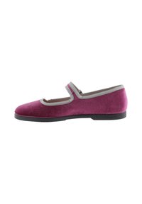 Zapato estilo Mary Jane de terciopelo morado con ribete gris, suela plana y diseño de punta redonda. Presenta una tira única sobre el empeine.
