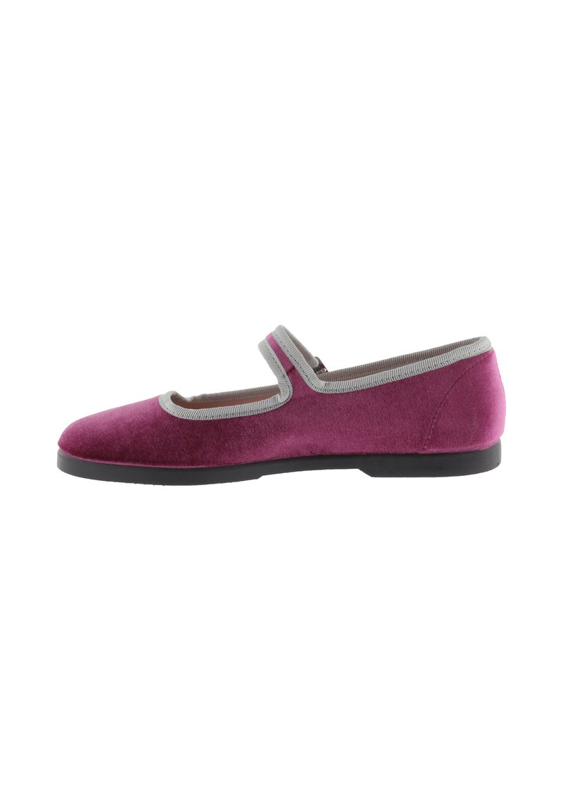 Zapato estilo Mary Jane de terciopelo morado con ribete gris, suela plana y diseño de punta redonda. Presenta una tira única sobre el empeine.