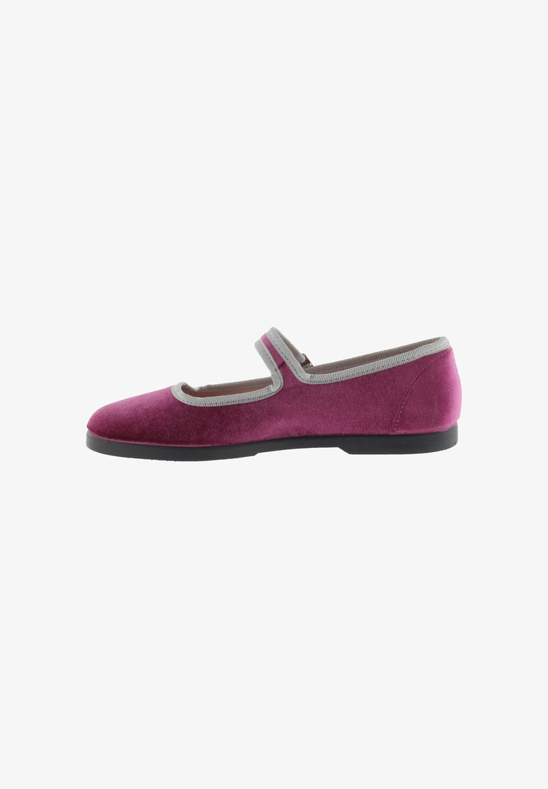 Zapato estilo Mary Jane de terciopelo morado con ribete gris, suela plana y diseño de punta redonda. Presenta una tira única sobre el empeine.