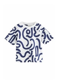 Camiseta blanca con patrón abstracto en azul marino. Mangas cortas, cuello redondo, material de algodón. Presenta líneas onduladas y formas circulares.