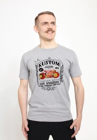 Grå t-shirt med korte ærmer, der har et farverigt grafisk design af en motorcykel, samt teksten "KUSTOM FACTORY" og "LOS ANGELES."