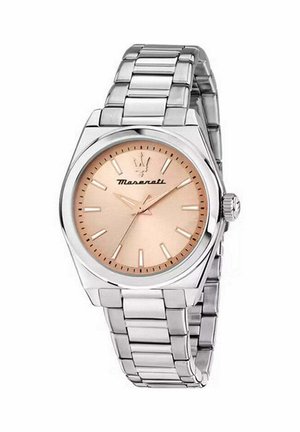 Montre en acier inoxydable argenté avec une finition polie, un cadran de couleur pêche, des index horaires et un logo. Équipée d'un bracelet en maillons métalliques.