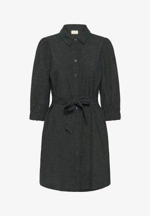 Tmavozelené košeľové šaty s golierom, trojštvrťovými rukávmi a opaskom v páse. Vyrobené z texturovanej látky s malými gombíkmi.
