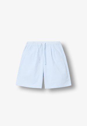 Pantalones cortos para hombre con rayas sutiles en azul claro y blanco, con cintura elástica y cordón, sobre un fondo blanco liso.