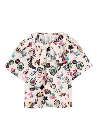 Weiße Kurzarmbluse mit übergroßem Peter-Pan-Kragen und bunten, verspielten Patch-Prints, darunter Herzen, Edelsteine, Schleifen und Schriftzüge.