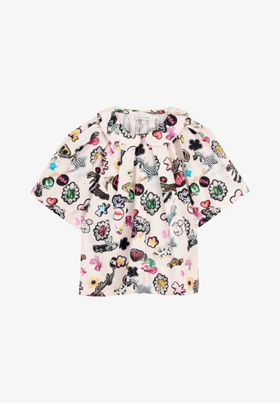 Weiße Kurzarmbluse mit übergroßem Peter-Pan-Kragen und bunten, verspielten Patch-Prints, darunter Herzen, Edelsteine, Schleifen und Schriftzüge.