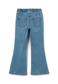 Jeans de campana en azul claro con una cinturilla elástica, dos bolsillos traseros y una textura de mezclilla ligeramente desgastada. El dobladillo es ancho en la parte inferior.