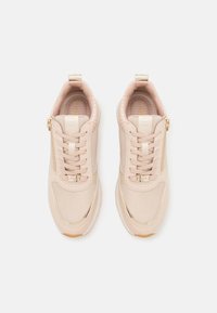 Světle růžové sportovní boty vyrobené z prodyšného a syntetického materiálu. Obsahují zip, tkaničky a strukturovanou podrážku pro lepší přilnavost.