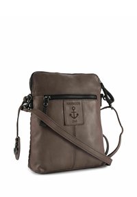 Bruine leren crossbodytas met ritssluiting, verstelbare schouderriem, frontale patch met ankerlogo en gestikte details.
