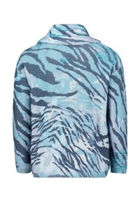 Ljust blå stickad tröja med ett mönster av tigerstripor i mörkare blå nyanser. Innehåller en krage och ärmar som slutar vid förearmarna.