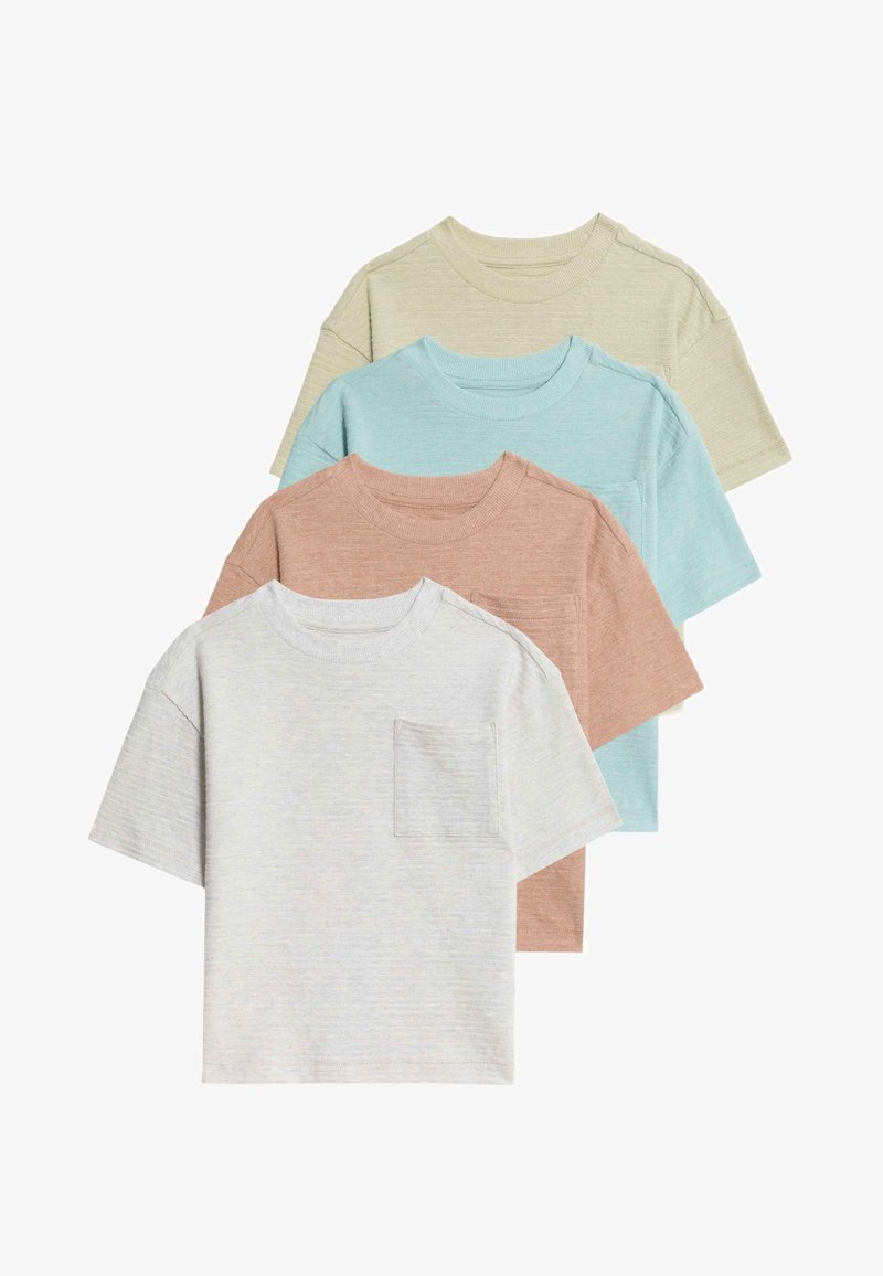 Fire kortærmede t-shirts i forskellige pastelfarver: lys grå, fersken, mint og bleg gul. Hver har en lomme detalje og ribbet halsudskæring.