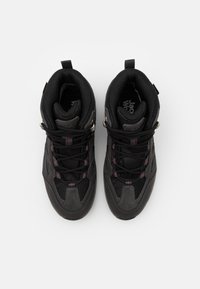 Svarta och grå vandringskängor med nät- och mockadetaljer, med snörning och dekorativa rosa accenter, sett ovanifrån mot en vit bakgrund.