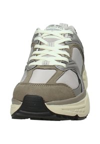 Sneaker da uomo con tomaia in suede e rete grigia e beige, lacci bianchi e suola in gomma nera. Cuciture e dettagli dei pannelli distintivi.