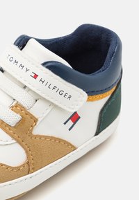Tommy Hilfiger KIKI UNISEX - Esimesed jalatsid - multicolor