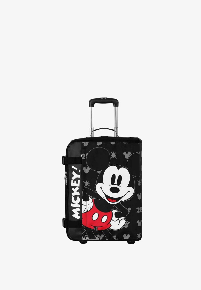 Maleta negra con ruedas con un diseño de Mickey Mouse, que presenta pantalones cortos rojos, guantes blancos y acentos en forma de estrellas grises. Tejido suave y mango retráctil.