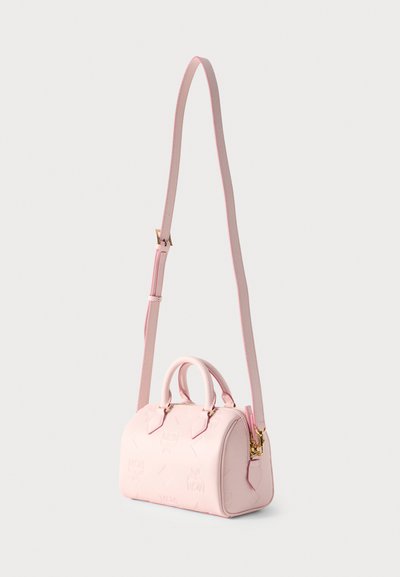 Τσαντάκι χειρός από δέρμα σε ανοιχτό ροζ χρώμα με ανάγλυφο λογότυπο, διπλές λαβές και μακρύ ρυθμιζόμενο ιμάντα ώμου σε λευκό φόντο.