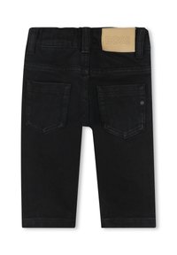 Jeans in denim neri con un'etichetta in pelle etichettata "BOSS" sulla vita. Presentano due tasche posteriori con una sottile cucitura decorativa.