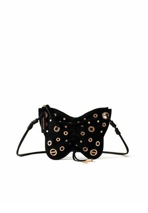 Borsa a tracolla nera a forma di farfalla con occhielli dorati e tracolla regolabile su sfondo bianco.