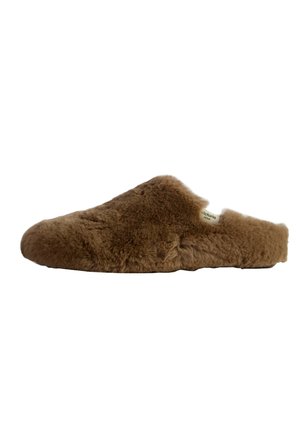 Pantofole marroni dal pelo morbido, design facile da indossare, punta arrotondata e un'etichetta del marchio discreta sul lato.