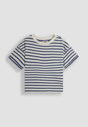 Röstripeeritud T-särk kreemja ja mereväe sinise puuvillaga; sisaldab lühikesi varrukaid, ümmargust kaelust ja kahte nööpi ühe õla peal.