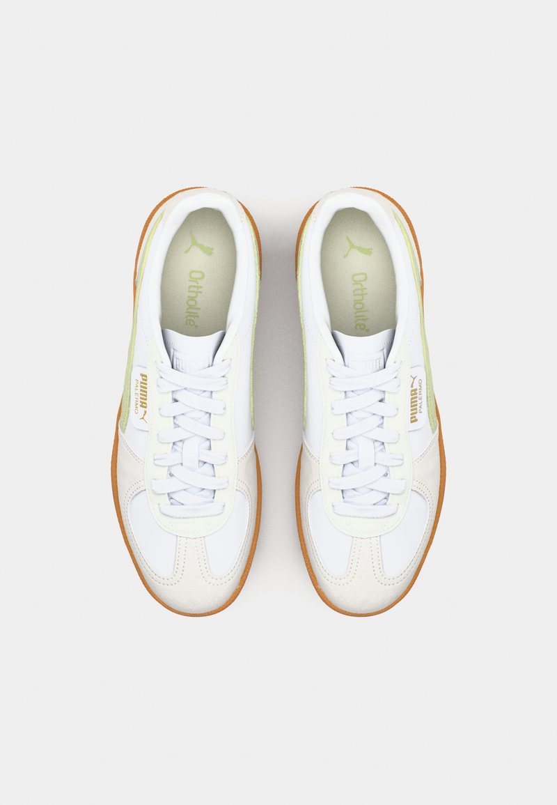 Weiße Sportschuhe mit einer glatten Lederoberfläche, grünen Akzenten und einer Gummisohle. Sie verfügen über Schnürsenkel und 'Ortholite'-Branding.