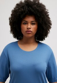 Ulla Popken PLUS SIZE SHORT SLEEVE TEE  - T-shirt basic - denimblau