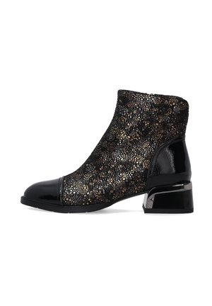 Schwarze Knöchelstiefel mit einer strukturierten Glitzer-Oberfläche, patentiertem Zehenkappen und einem klobigen Absatz, ausgestattet mit metallischen Akzenten und einem eleganten Design.