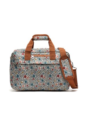 Bolsa de viaje rectangular con estampado floral de flores azules, rojas y rosas, asas marrones y correa de hombro ajustable sobre fondo blanco.