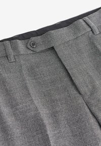 Grau karierte Hose mit Knopfverschluss, tailliertem Bund und strukturiertem Stoff mit dezentem Karomuster.