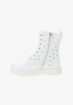 Botas blancas hasta el tobillo con un acabado suave, con cremallera lateral, detalles perforados y suela gruesa para mayor soporte.