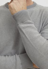 Maglione a costine grigio con scollo rotondo e tessuto testurizzato, caratterizzato da polsini a costine a contrasto. Il design include sottili strisce verticali.