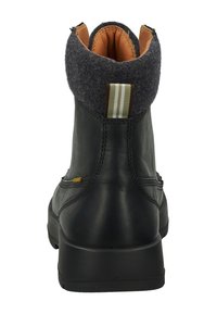 Schwarze Leder-Boots Knöchelhöhe mit einem strukturierten grauen Textilkragen, orangefarbenem Innenfutter und gestreiften Akzenten auf der Rückseite. Fester schwarzer Schuhsohle, minimalistisches Design.