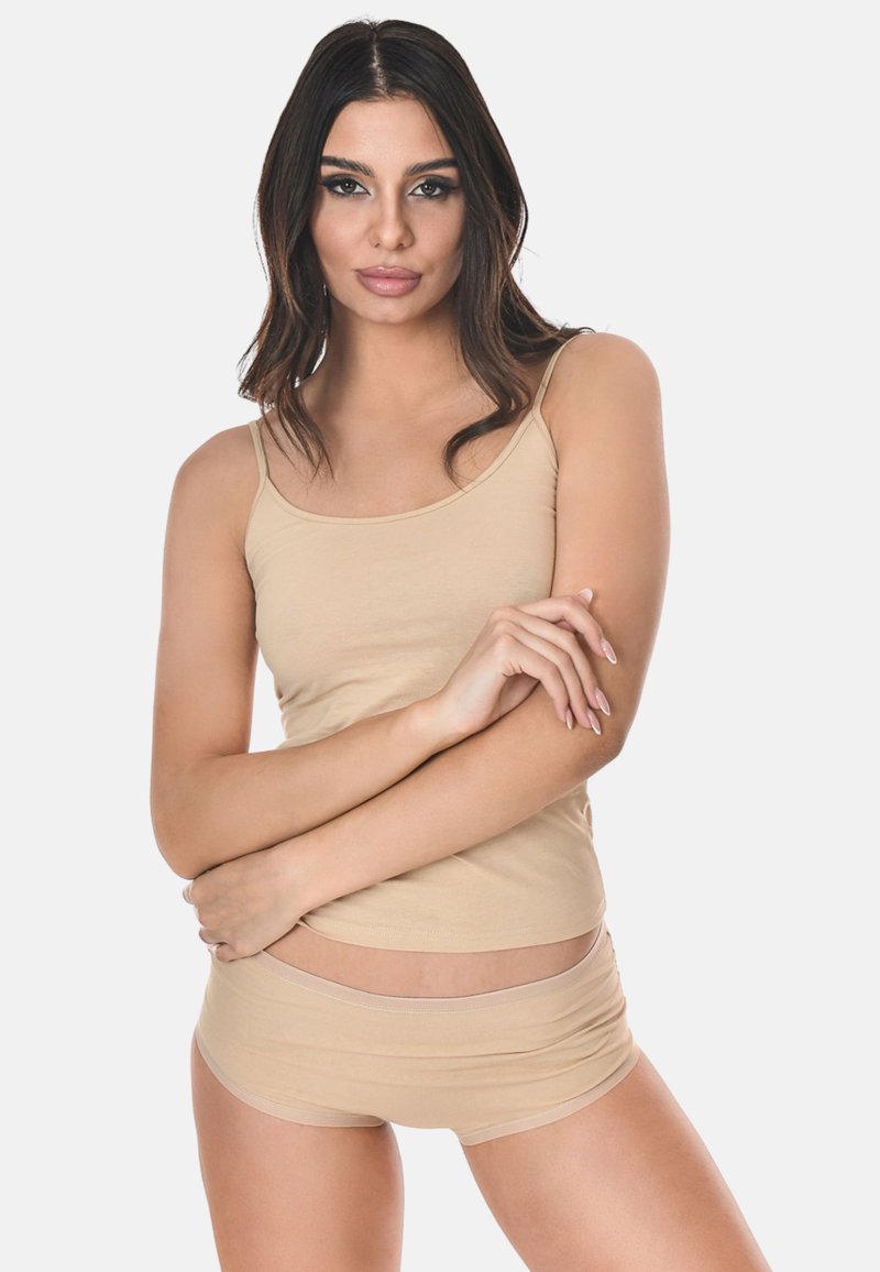 Nude tanktop en short set van zacht materiaal. De top heeft dunne bandjes; de short is high-waisted met een geplooid detail.