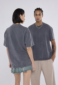 YOURTURN UNISEX - Marškinėliai su spaudiniu - black