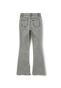 Vaqueros acampanados grises con un lavado medio, que cuentan con dos bolsillos traseros y bordes sin rematar. Hechos de denim con una textura suave.