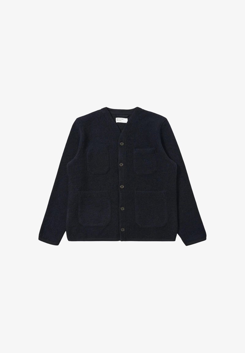 Cardigan in misto lana blu navy con scollo a V, chiusura frontale con bottoni e due ampie tasche a soffietto. Tessuto morbido, maniche lunghe e vestibilità comoda.