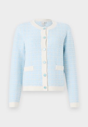 Lyseblå teksturert cardigan med rutemønster, kremfarget ribbestrikket kant og store blå knapper. Har to frontlommer.