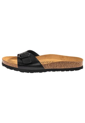 Sort slidesandal med en enkelt justerbar rem, korksål og tekstureret sort sål, vist fra siden.