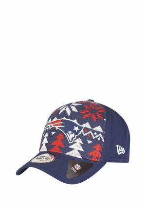 Marineblaue Mütze mit einem gestrickten Design, das rote und weiße Schneeflocken und Bäume zeigt, besticktes Teamlogo auf der Vorderseite, flacher Schirm und Akzent auf der linken Seite.