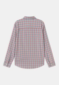 Koszula z długim rękawem z niebiesko-czerwono-zielonym wzorem w kratę, wykonana z lekkiego materiału. Guzikowe mankiety i zaokrąglony dół.