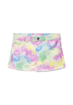 Minigonna in denim tie-dye pastello con tasche frontali, passanti per cintura, chiusura con bottoni e orlo sfrangiato su sfondo bianco.