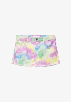 Pastelowa mini spódnica jeansowa tie-dye z przednimi kieszeniami, szlufkami na pasek, zapięciem na guzik i postrzępionym dołem na białym tle.