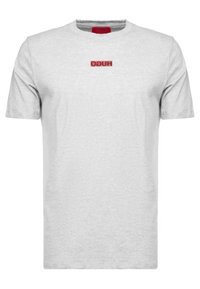 Grijs katoenen t-shirt met een ronde hals en korte mouwen. Heeft een rood rechthoekig logo met het woord "HUGO" in het midden.