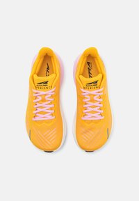 Altra FWD EXPERIENCE ROAD - Scarpe da corsa su strada - pink/orange