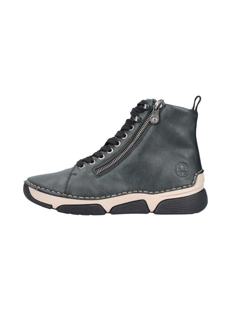 Bottine haute en cuir vert avec un devant à lacets noirs et une fermeture éclair sur le côté. Dotée d'une semelle beige et d'accents en caoutchouc noir.