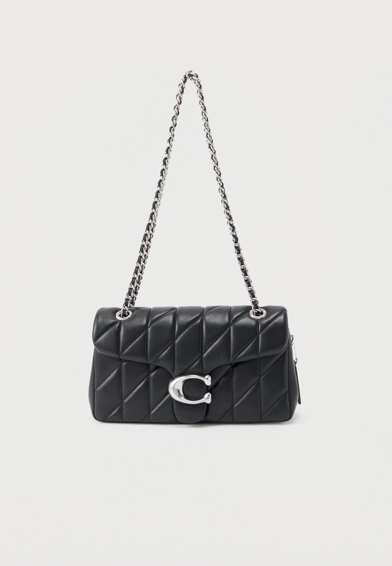 Μαύρη τσάντα ώμου από δερματίνη με καπιτονέ σχέδιο, ασημί αλυσιδωτό λουρί και μεγάλο ασημί κούμπωμα "C" στο μπροστινό καπάκι.