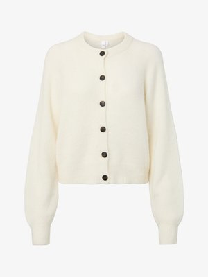Myk hvit strikket cardigan med lange ermer, ribbede mansjetter og hem, og seks mørke knapper midt foran.
