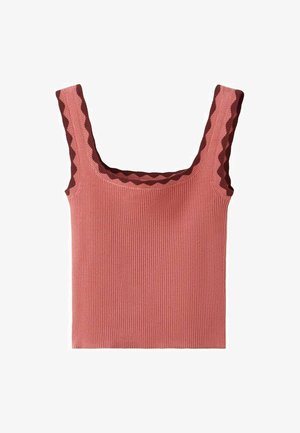 Débardeur en maille côtelée sans manches de couleur rose poudré avec un bord festonné marron foncé le long de l'encolure et des bretelles.