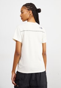 The North Face ZUMU TEE - Camiseta estampada - white dune