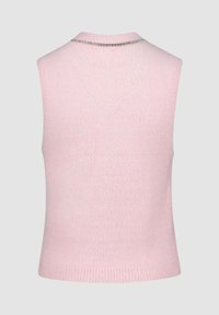 Maglione senza maniche rosa chiaro con motivo a maglia testurizzata, caratterizzato da un effetto stratificato e un dettaglio decorativo di catena argento sulla scollatura.